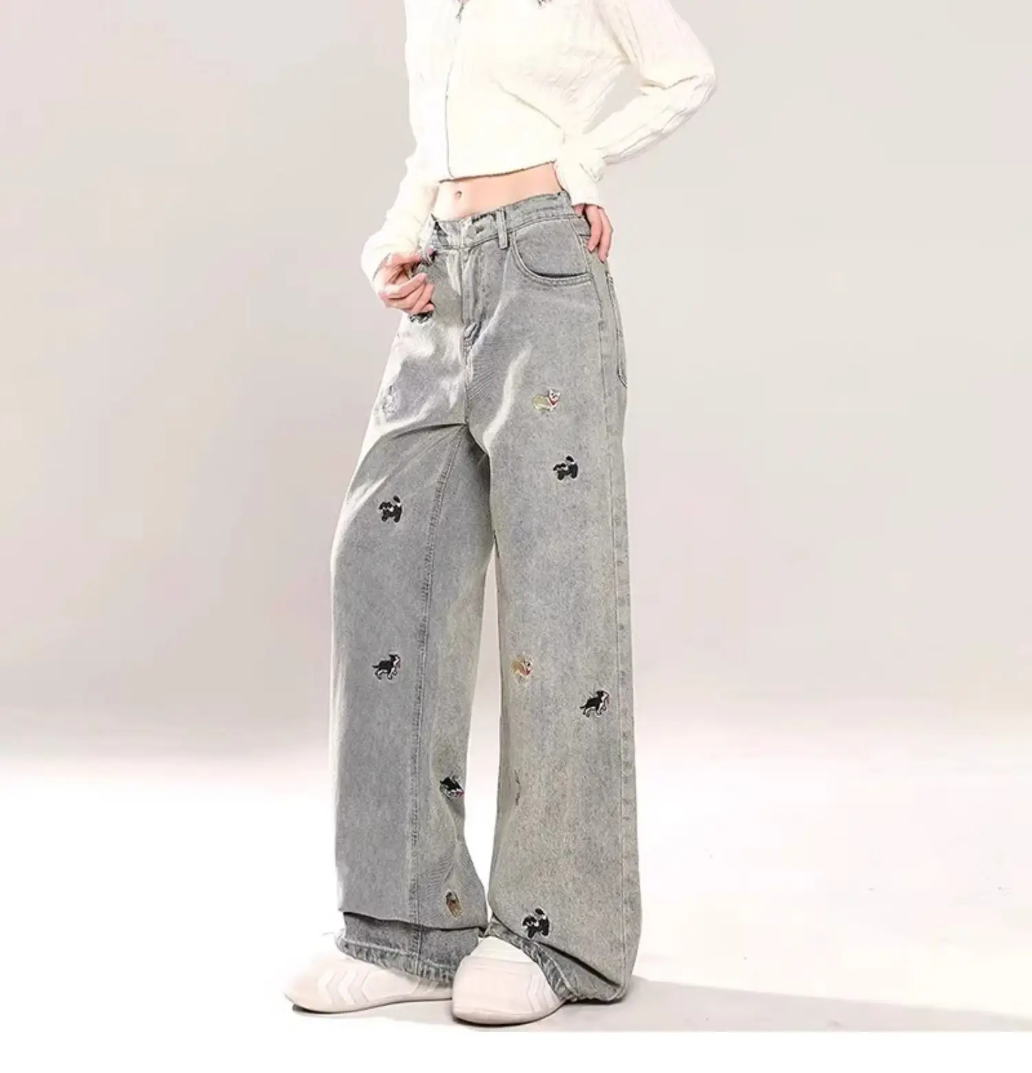 Damskie jeansy z wysokim stanem, haftowane, z kwiatowym wzorem, grafika, dekoracja, moda damska, denim, estetyka, trendy, unikatowe.