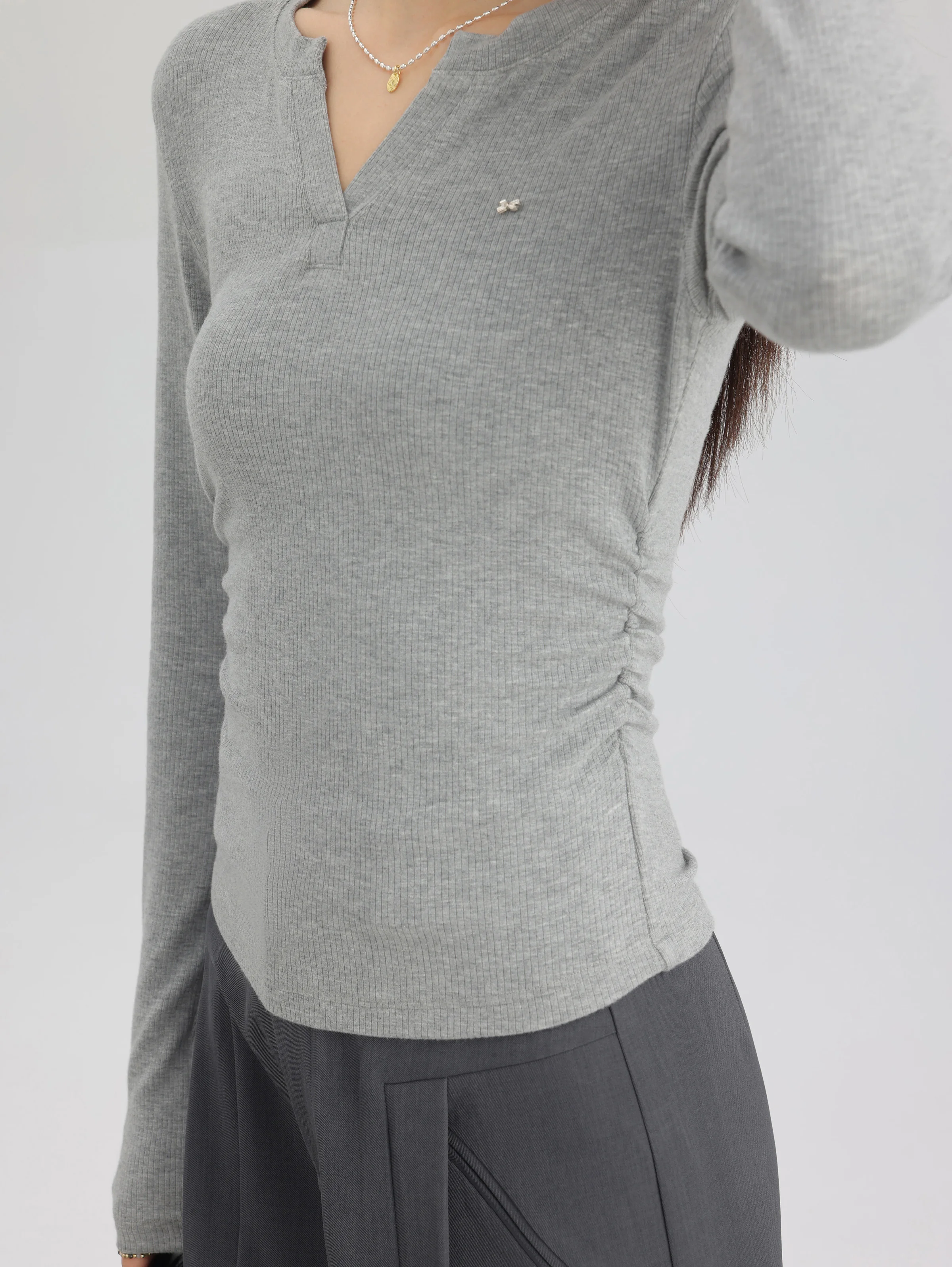 Camiseta feminina slim fit com decote em V, manga comprida elástica, elegante, camada de base de malha cinza, roupa para outono, casual, uso diário