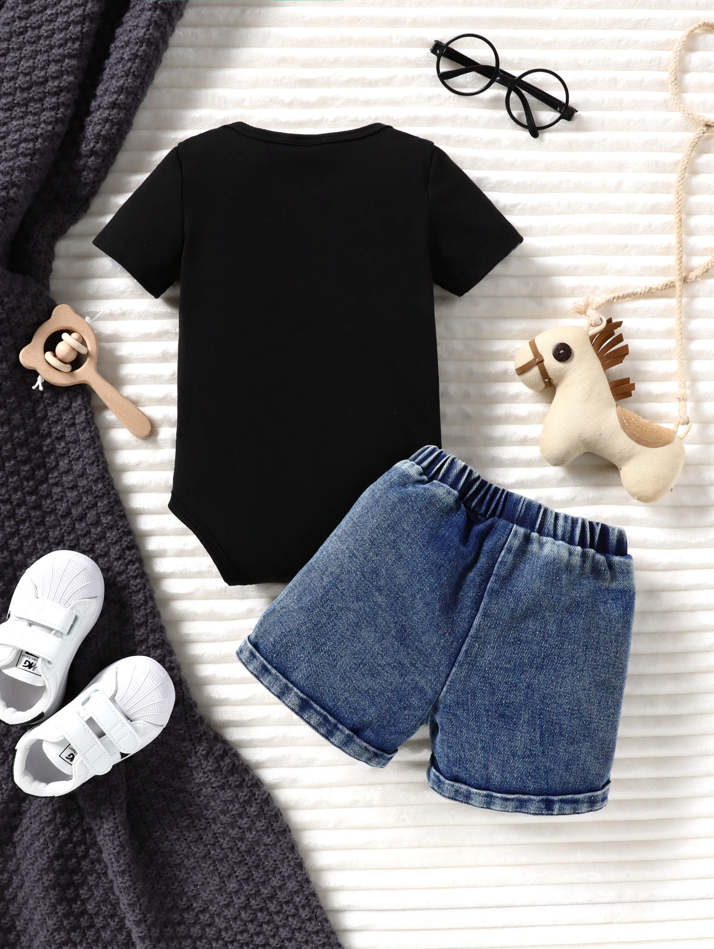 Summer Infant Girl Short Sleeve Two-Piece Set Black Star Moon Cartoon Print Bottom Covering Outfit with Torn Denim Shorts