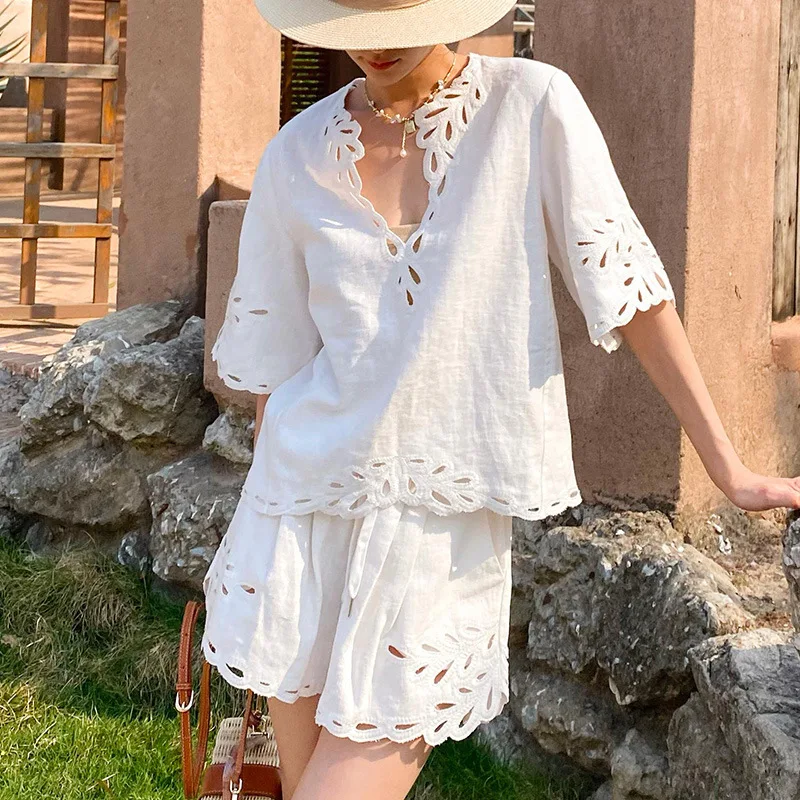 

Новый летний комплект из белого хлопка и льна с вышивкой для женщин: повседневный спортивный костюм с шортами и футболкой для отдыха