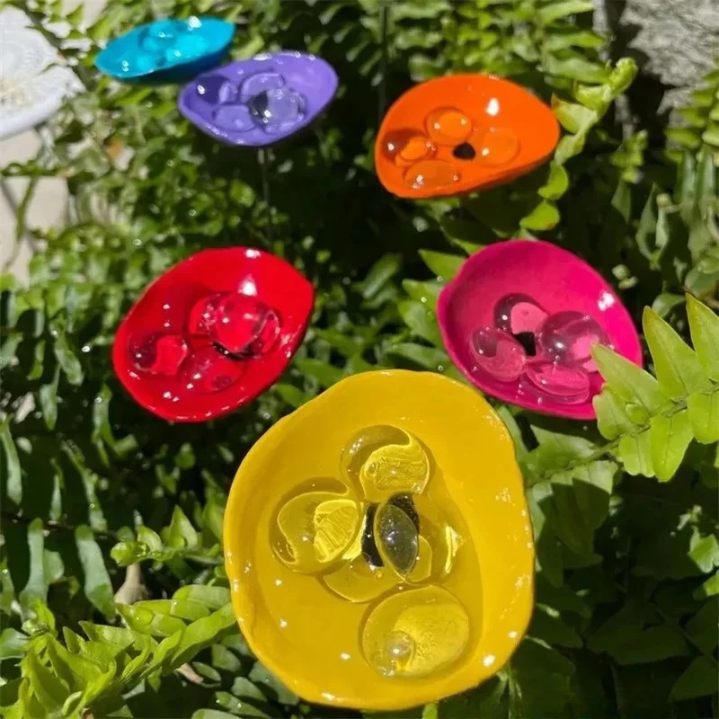 Gardern Decor Resion Mini Poppy Flower Stakes Bee Cups Water Feeder Station for Butterfly Mixer Hummingbird Bath Bowl