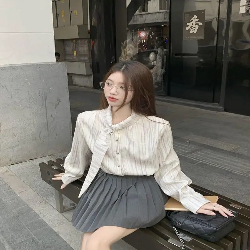 フレッシュでキュート、カジュアルな日常使いに。2025年秋の新作、レトロでクラシックな万能シャツデザイン。フレンチニッチなストライプ柄の長袖シャツトップス。