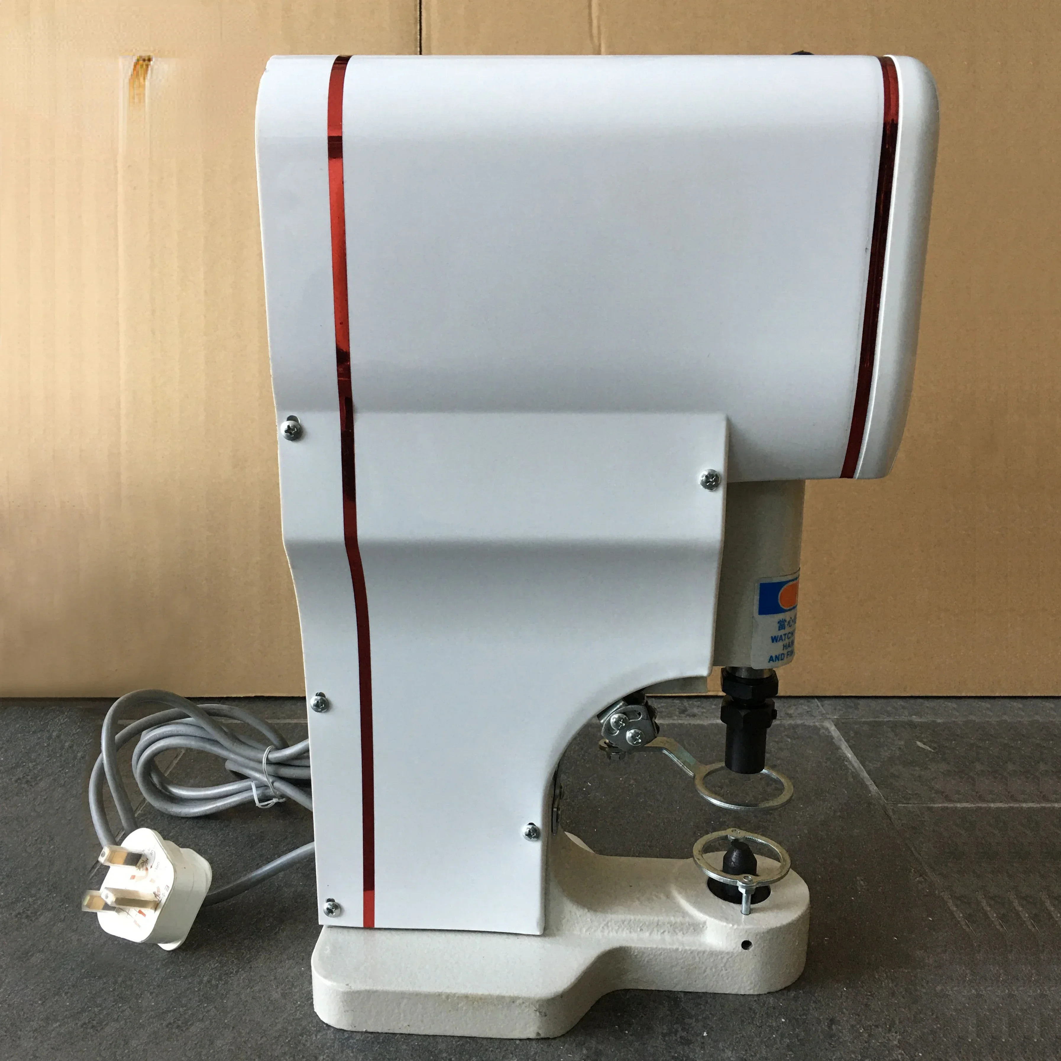 Electric automatic eyelet attaching machine for different sizes of eyelet