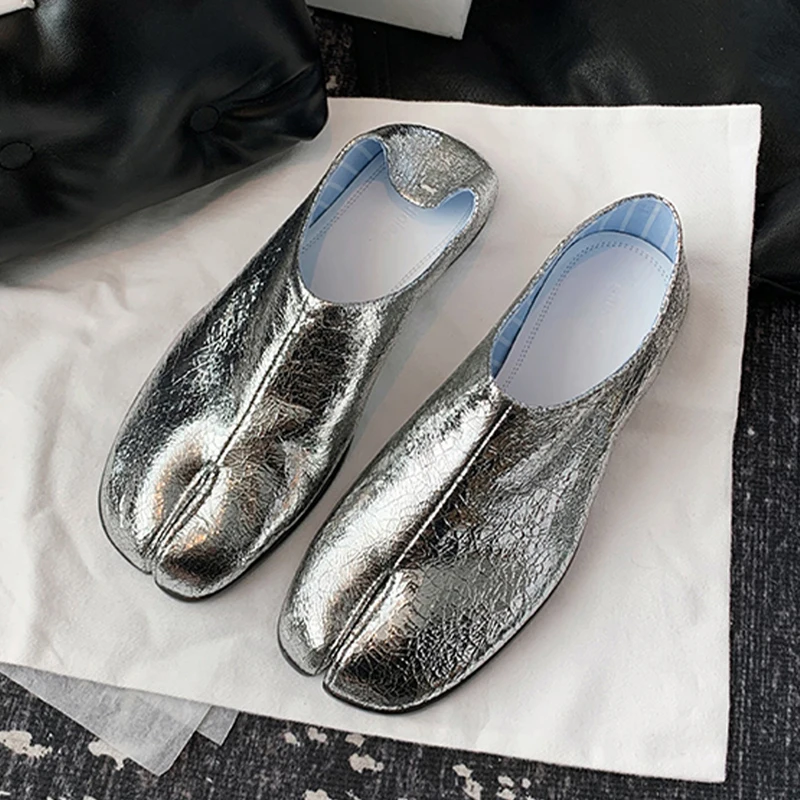 

2025 Burst Silver Tabi Ninja Shoes Women Split Toe Flats Trotters Mocasines Mujer Solid PU Leather Loafers Femmes Slip On Slides