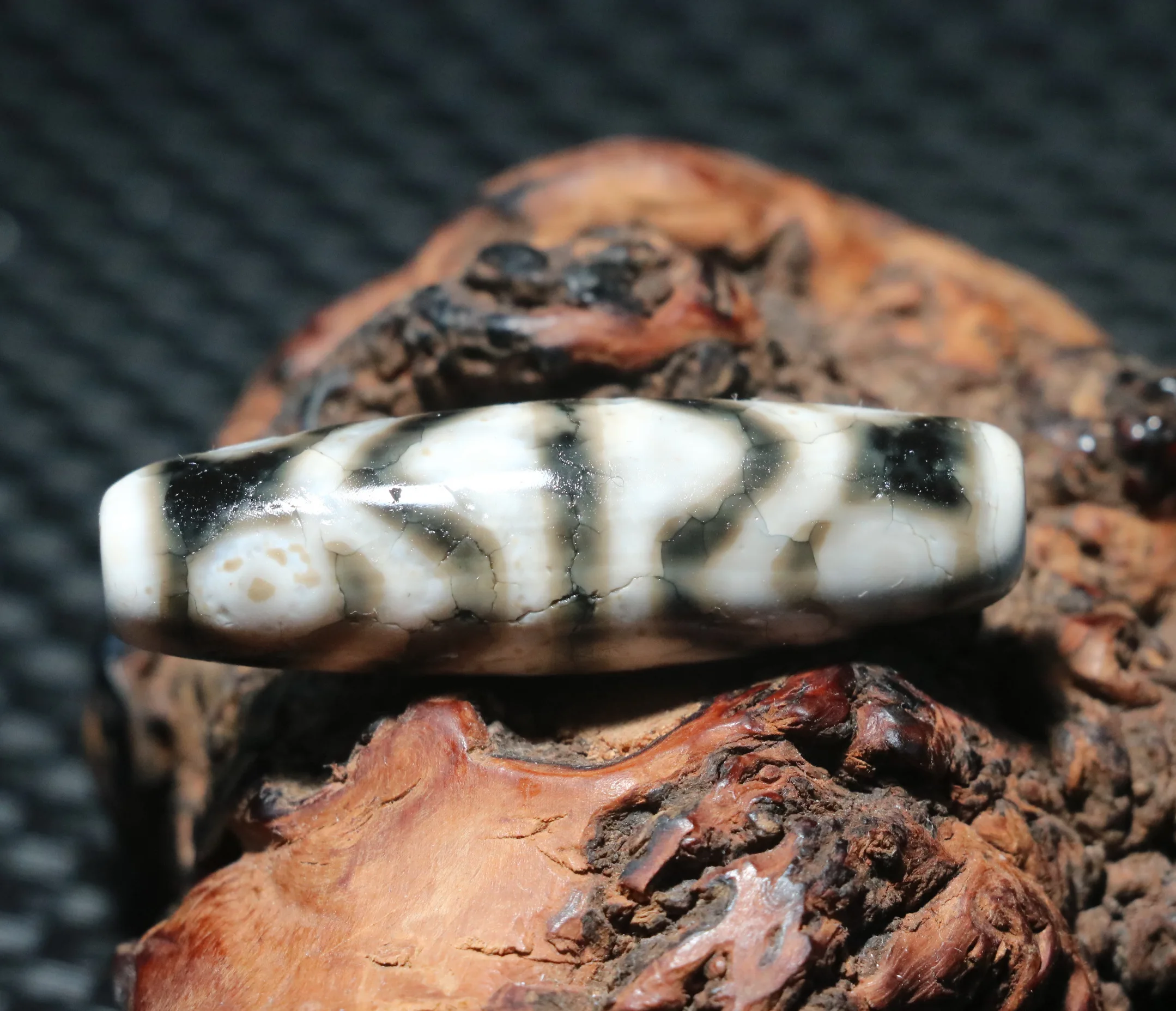 

WOJIACHANPINZUITEBIE Tibetan Old Agate Rare Pattern Gray White 6 Eyed Water Wave Big Master dZi Bead Gem Amulet Jewelry