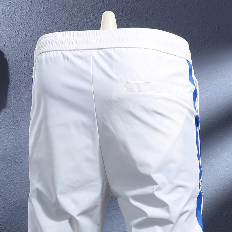 

Лето 2025 г., дышащие мужские брюки из тонкого ледяного шелка в полоску, эластичный приталенный крой, небольшой комплект для ног, повседневные спортивные брюки