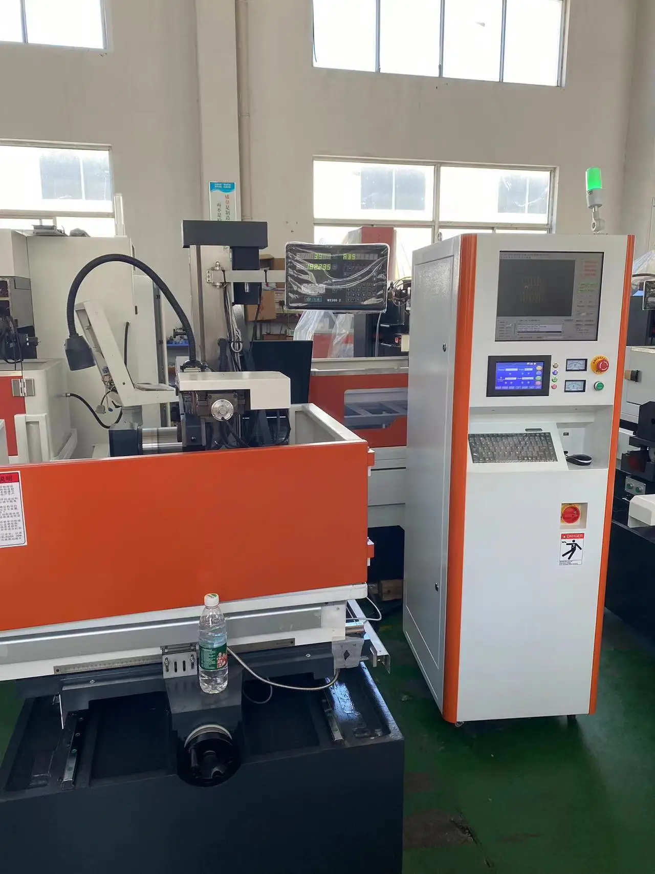 صناعات البناء عالية السرعة DK7745 آلة قطع تآكل الأسلاك باستخدام الحاسب الآلي سلك أوتوماتيكي صغير EDM مع مضخة تنطبق على #5