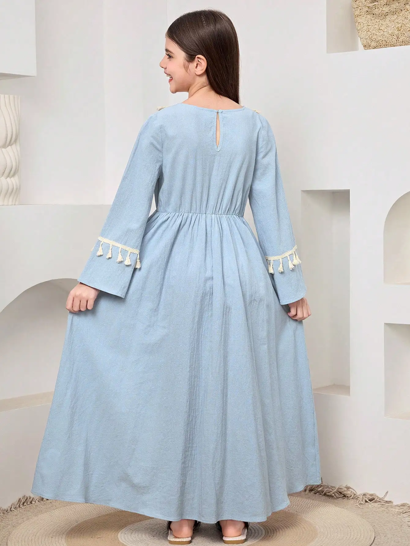 

Синее макси-платье в стиле бохо с квадратным воротником, длинными рукавами и декоративной отделкой из пэчворка с бахромой