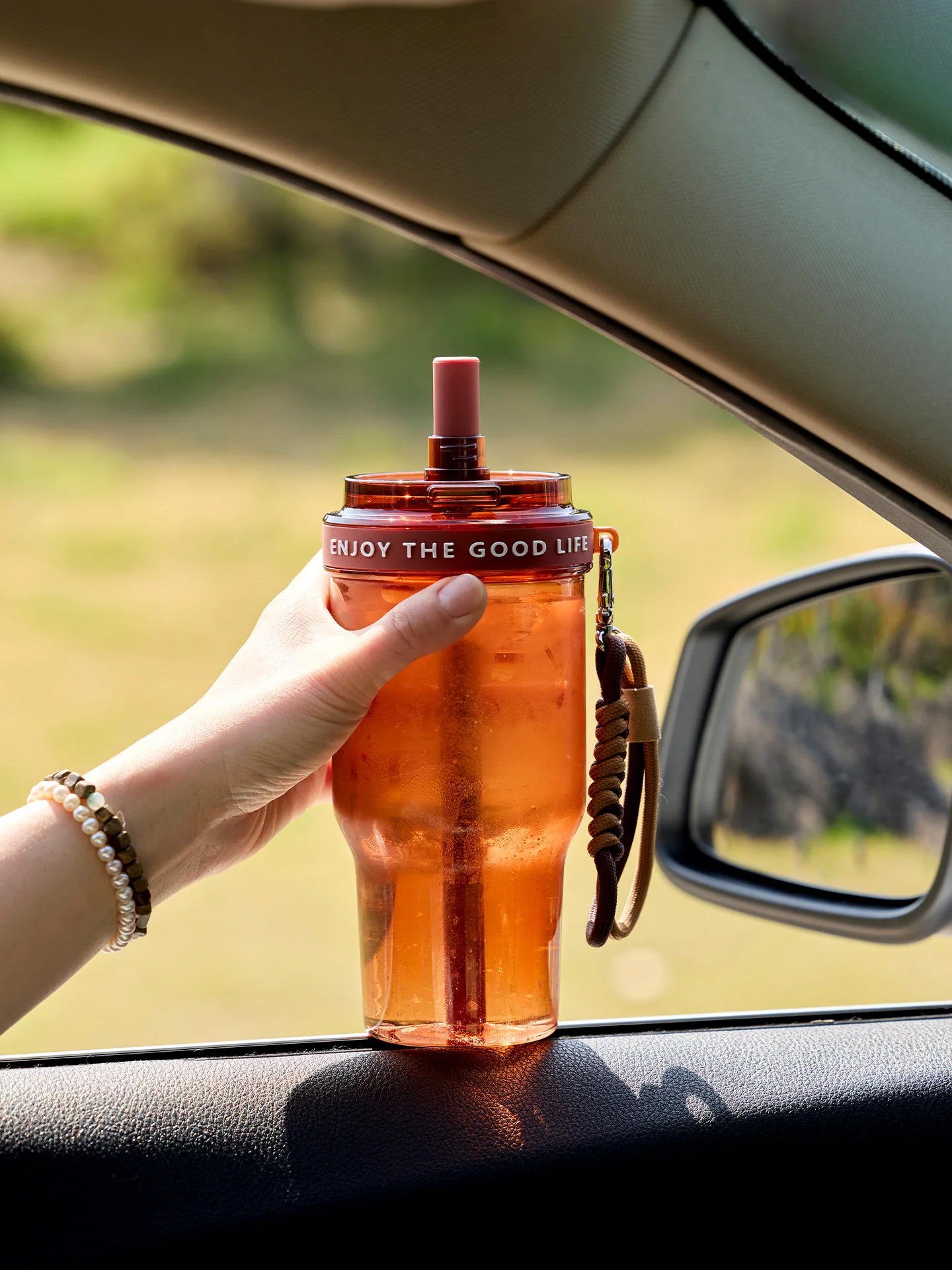 ポータブルスポーツドリンクストローカップ高美的価値夏用ウォーターカップ女性用持ち運び簡単車載プラスチックカップ