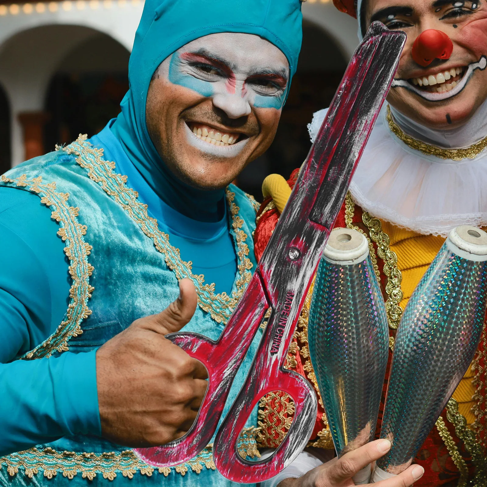 2 pezzi di forbici finte giganti da clown per spettacoli teatrali di circo di Halloween, grande accessorio decorativo in plastica, decorazione a forbice