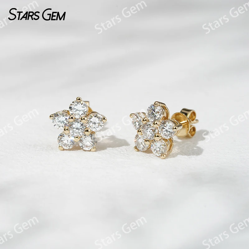 

Серьги-гвоздики из 18-каратного золота с бриллиантами круглой бриллиантовой огранки диаметром 3,2 мм в форме цветка