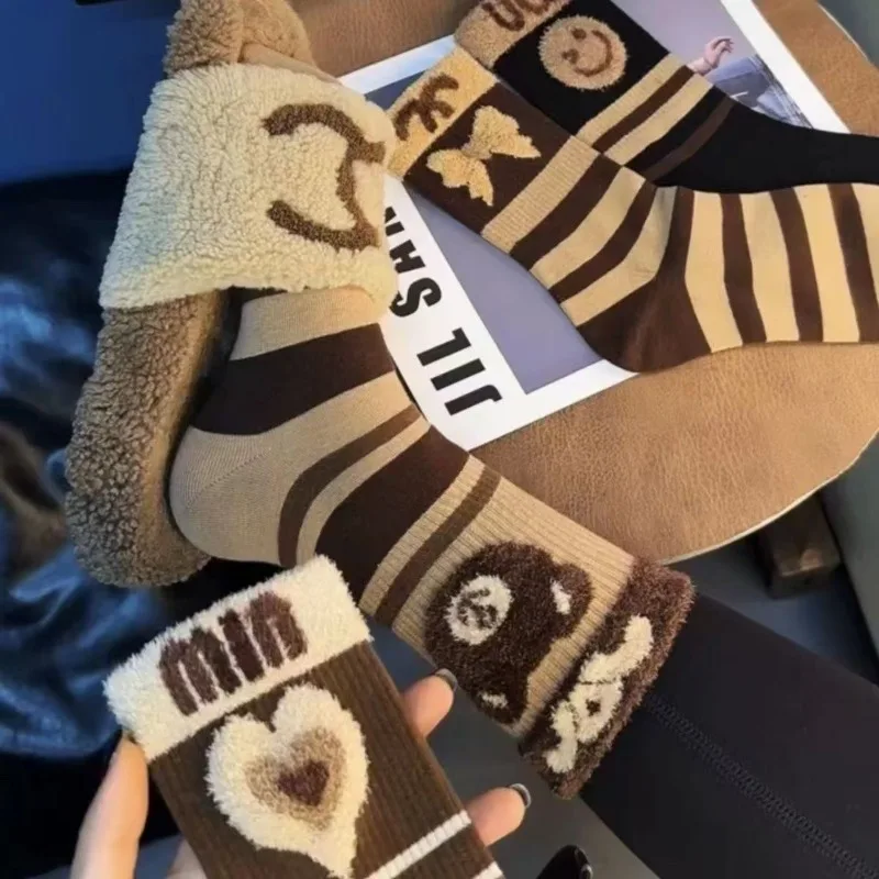 4 Paar Herbst-Winter-Socken aus dicker reiner Baumwolle, niedliche Cartoon-Damensocken mit hohem ästhetischem Preis-Leistungs-Buchstabe, vielseitige lange Röhrensocken