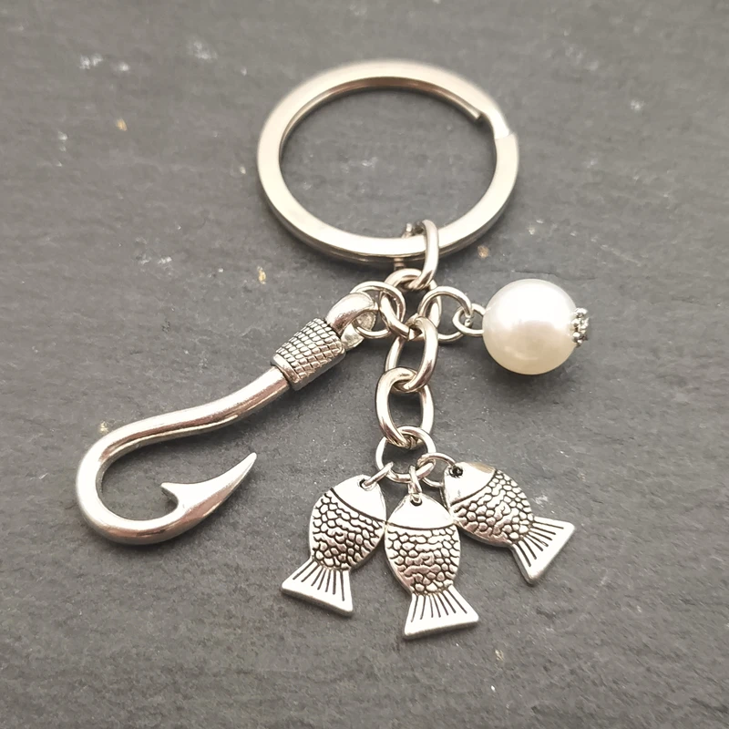Creative Keychain 26 Letters Fish Hook Pearl Irregular Pendant Goldfish Key Chains Men Women Charm Bag Key Wallet Jewelry Gift