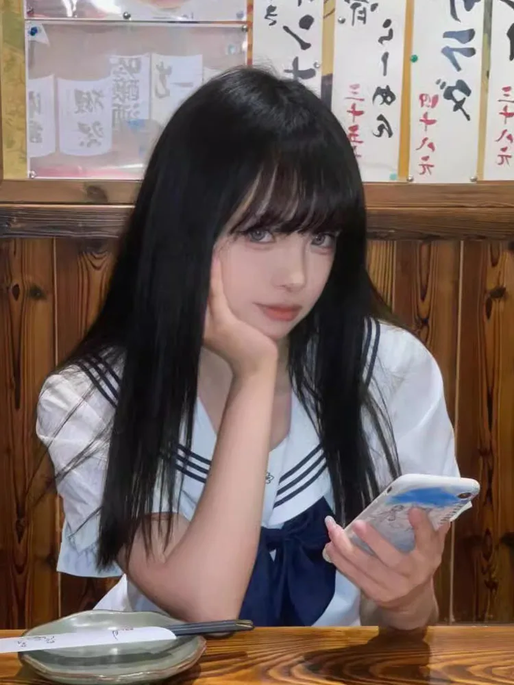 ชุดเซ็ตฤดูร้อนสำหรับผู้หญิง เสื้อครอปแขนสั้นและกระโปรงพลีทเอวสูง ชุดสองชิ้น สไตล์หวานซ่อนเปรี้ยว ช่วยให้ดูผอมเพรียว