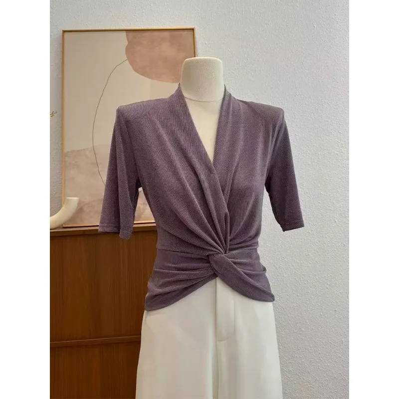 เสื้อยืดแขนสั้นดีไซน์หรูหราทันสมัยสำหรับผู้หญิง ปี 2025 คอวี ดีไซน์เกลียว โดดเด่น สง่างาม สีขาว