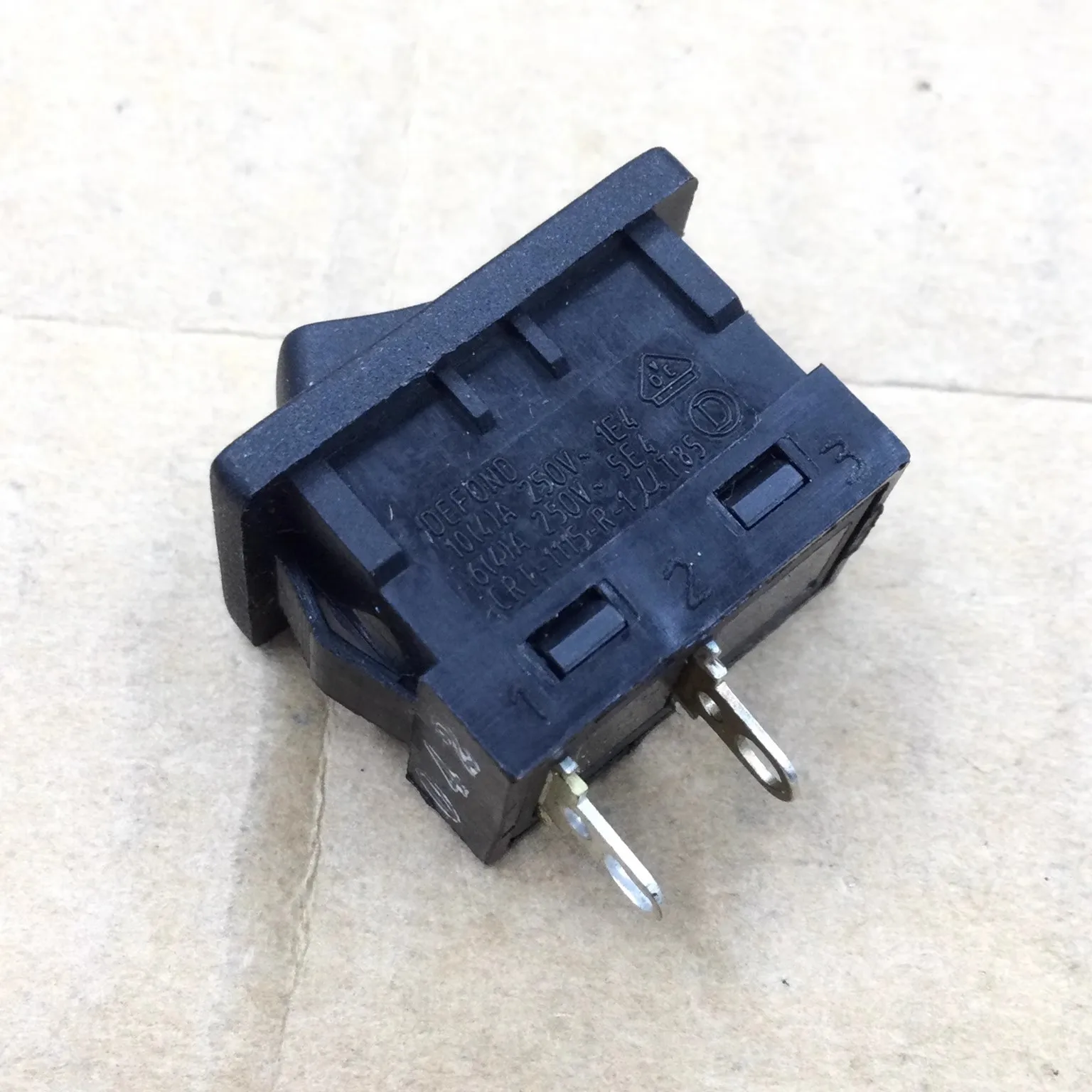 1~5PCS/LOT Boat-type switch CRT-1115-R-1 small self-resetting toggle power switch