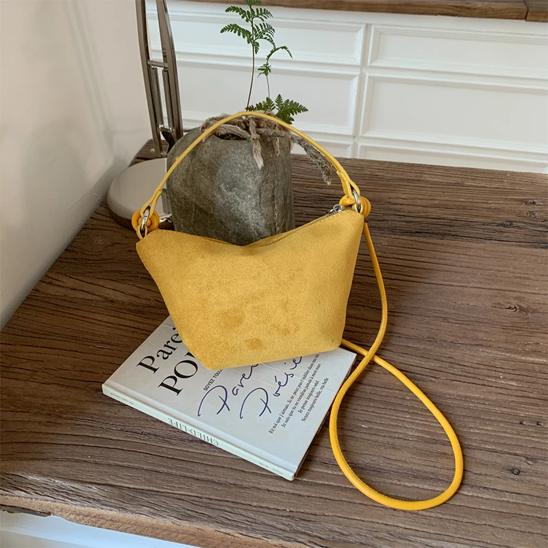 

Европейские и американские сумки-ведра в стиле ретро, модные маленькие сумки-тоут, однотонные простые сумки премиум-класса, новые нишевые матовые сумки для подмышек