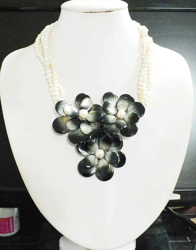 

pearl shell flowers necklace 20“