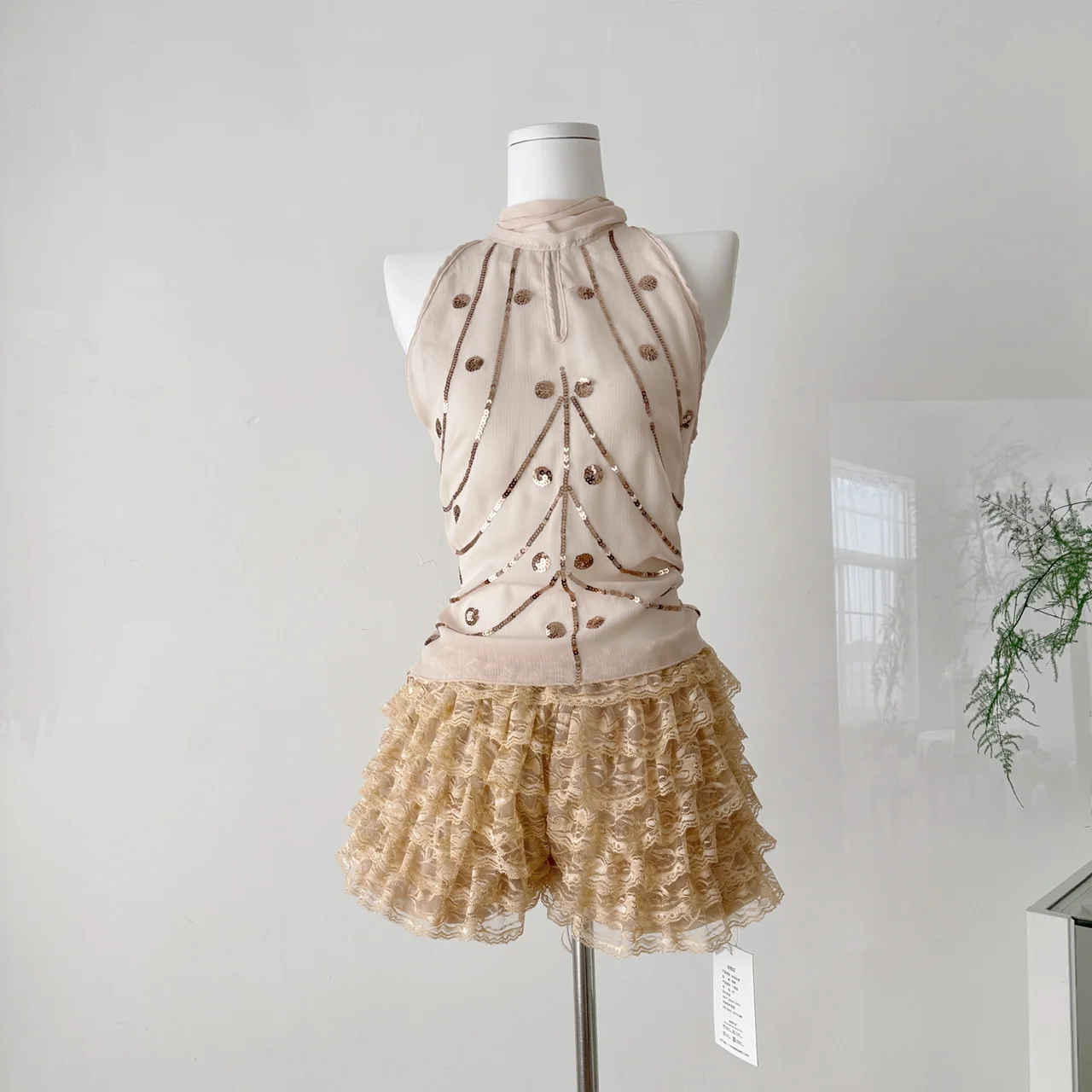 

Shiny Sequin Neck Hanging Sleeveless Top and Shorts Set Women's Summer Nylon Spandex Outfit Bright Milk Tea Color Vest Halter