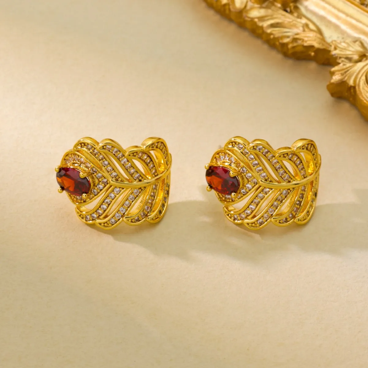 

Full Diamond Feather Earrings Light Luxury High-end Niche Design Sense Stud Earrings Heavy Craft Accessories