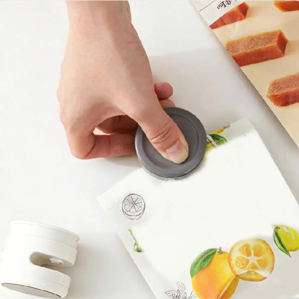 Snack Bag Resealer Portable Heat Sealer with Cutter Type-c Charging Resealer Machine Magnetic Bag Sealer for Food Storage