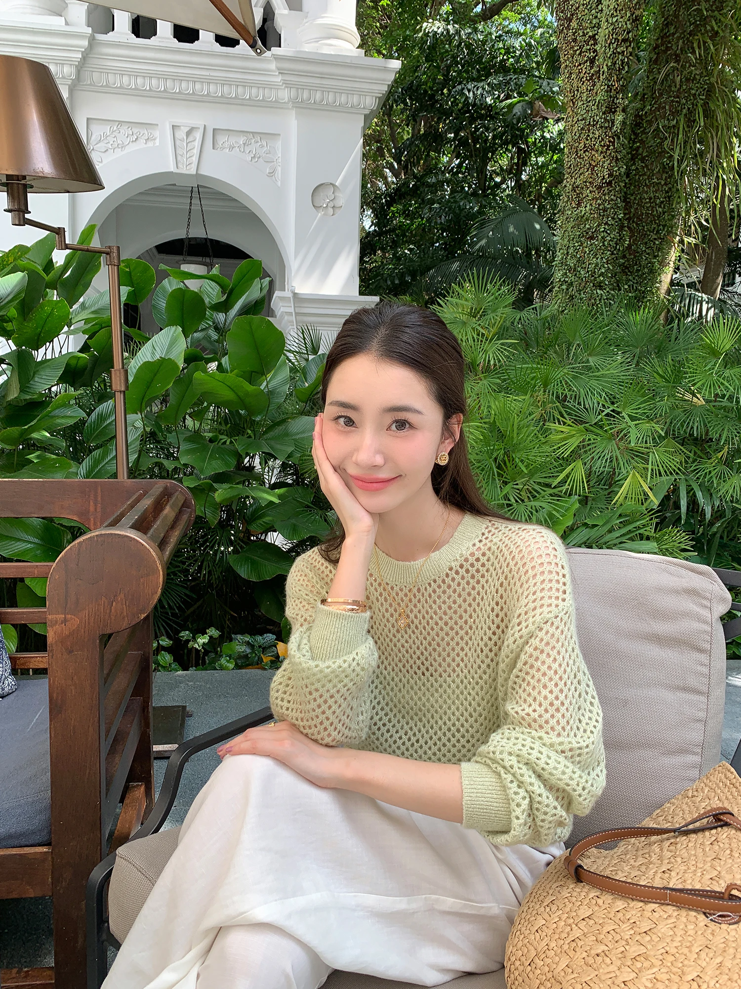 

Комплект из двух предметов: свободный повседневный женский вязаный топ с круглым вырезом и вырезами, а также жилет на бретелях, с длинными рукавами, из смесового полиэстера.