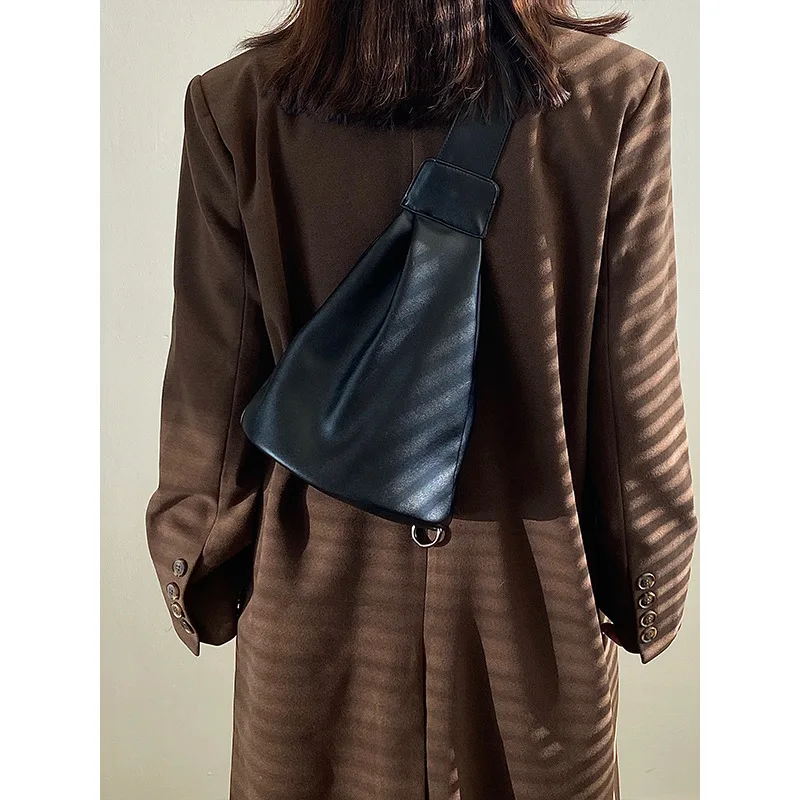 

2025 New Women's Fashion Crossbody Bag Girl Stylish Minimalist Bucket Shoulder Bag Artistic Messenger Purse Chest Bag