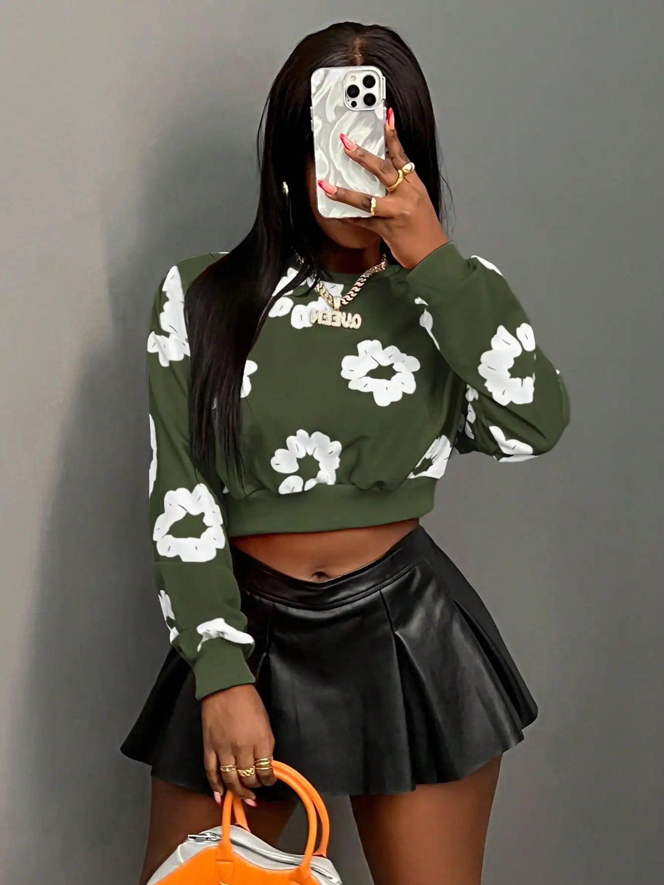 Damska zielona bluza crop z kwiatowym nadrukiem, z obniżonymi ramionami i długim rękawem, idealna na jesień, na co dzień i do szkoły.