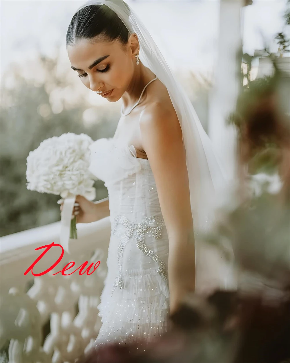 Maßgeschneiderte, hochwertige Brautkleider aus weißem Tüll, schlichtes, trägerloses, ärmelloses Hochzeitskleid, Kapellenschleppe, Kleider mit offenem Rücken