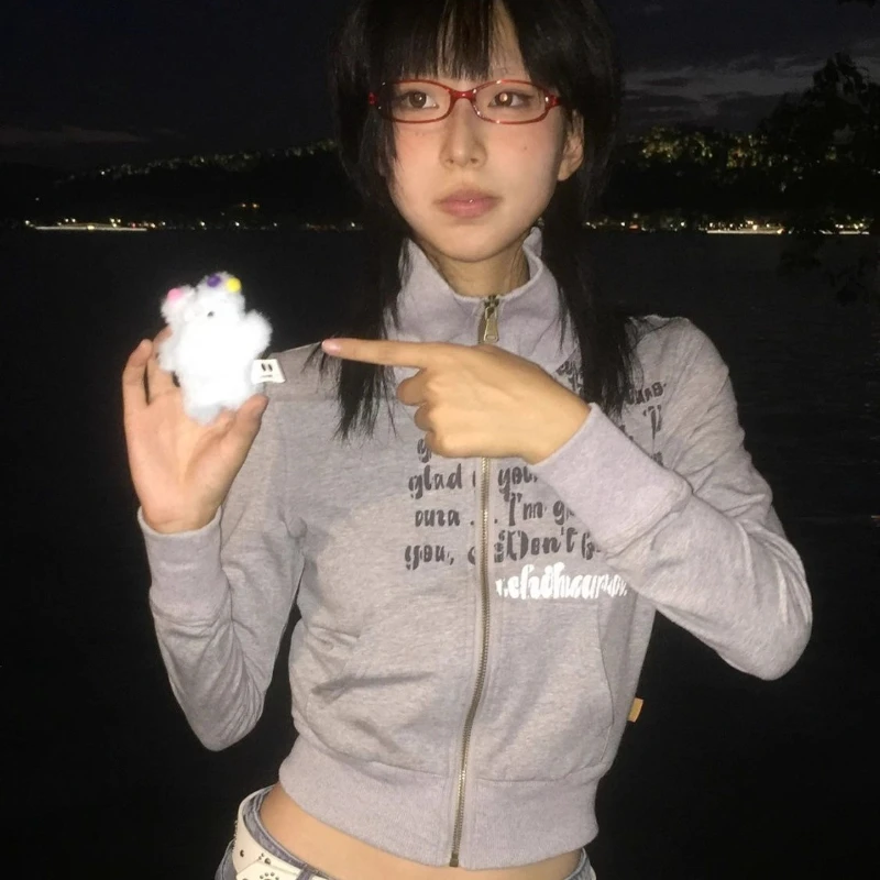 Amerikanische Vintage-Outwear, Reißverschluss, Buchstabenmuster, lange Ärmel, reine Farbe, modische Tasche, Subkultur, kurze Kapuze, Frauen, Herbst 2025,