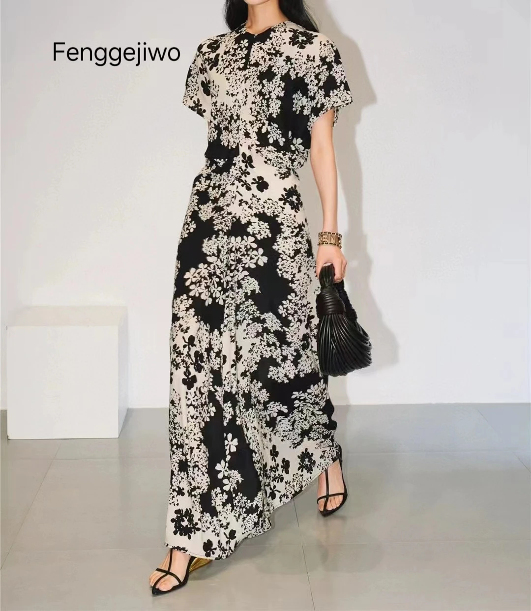 Fenggejiwo patchwork pleated waistband short sleeved dress with a lazy temperament, black and white flower three-dimensional cut