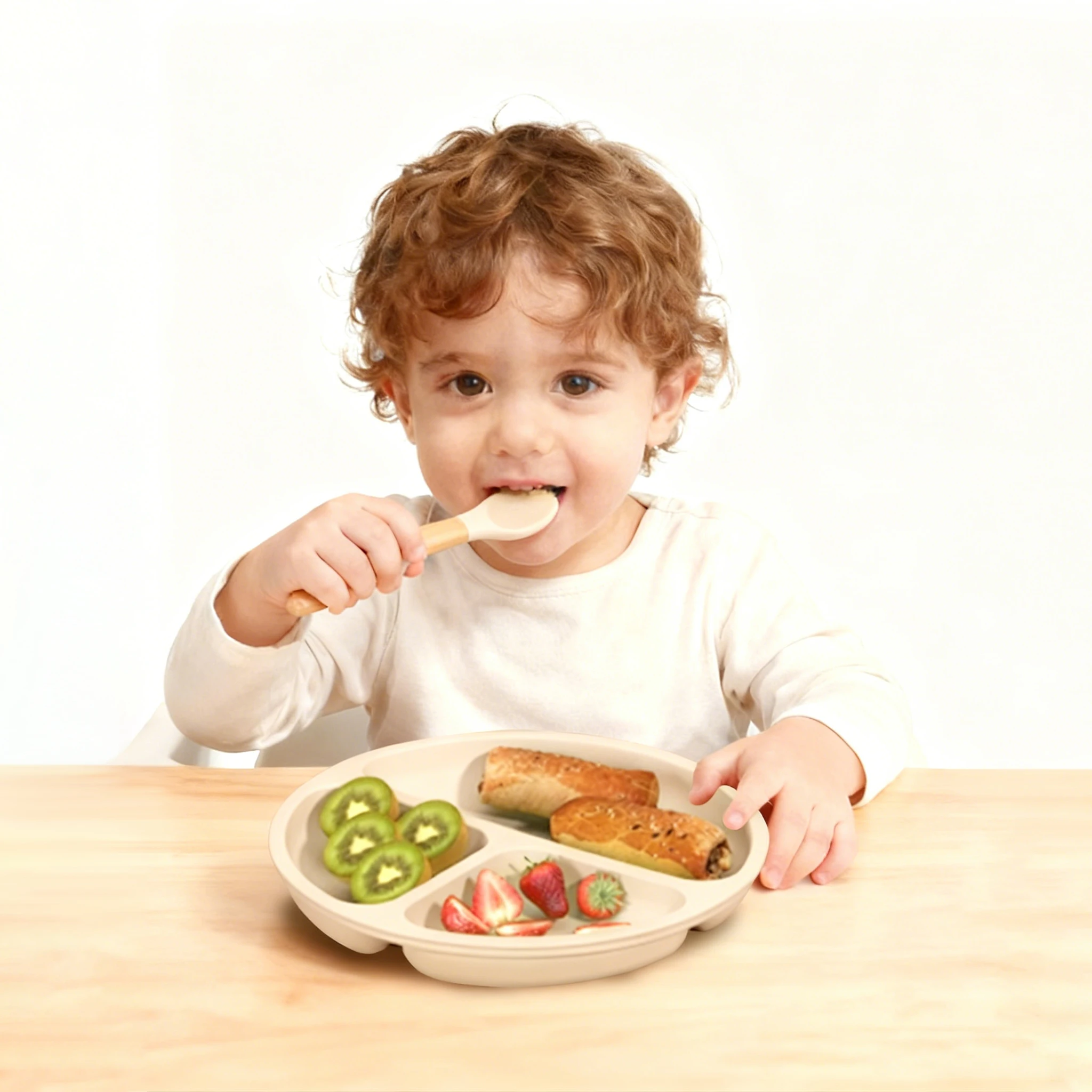 

Тарелка изготовлена из 100% пищевого силикона, с ложкой и вилкой с деревянной ручкой без заусенцев, и можно мыть в посудомоечной машине.