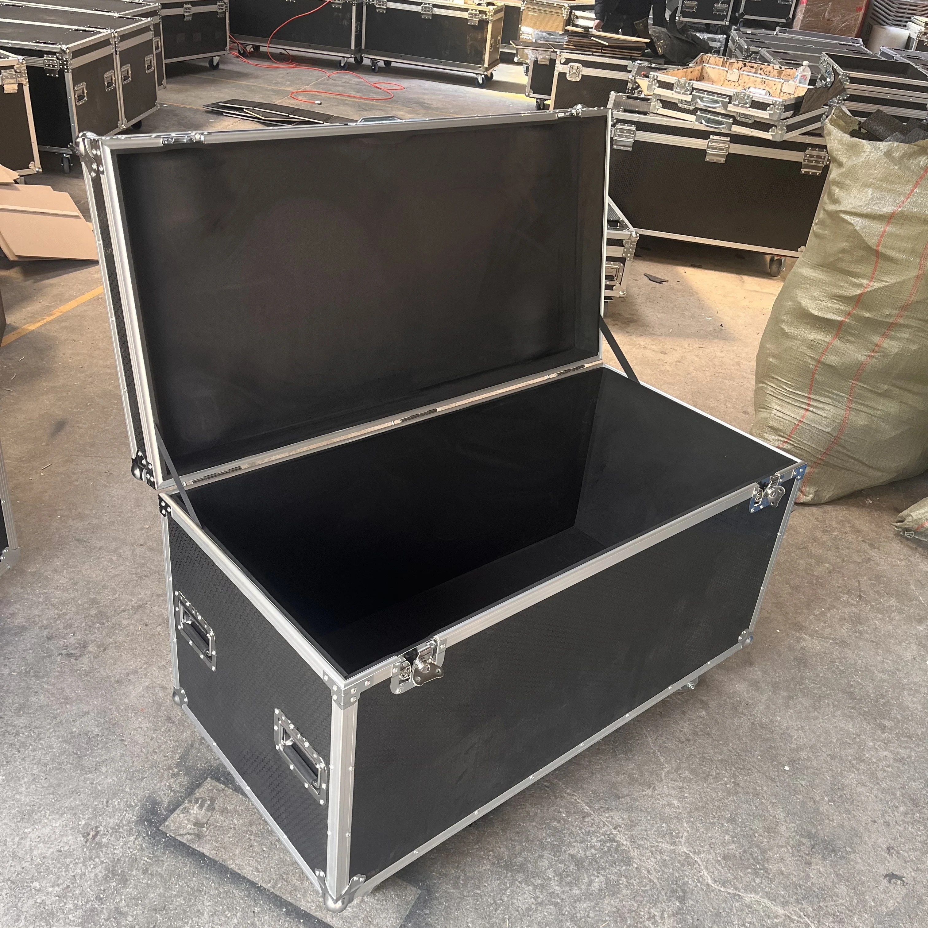 Customizable Dimension Large Equipment Carrying Aluminum Road Case With Wheels Flight Case for LIne Array Speaker