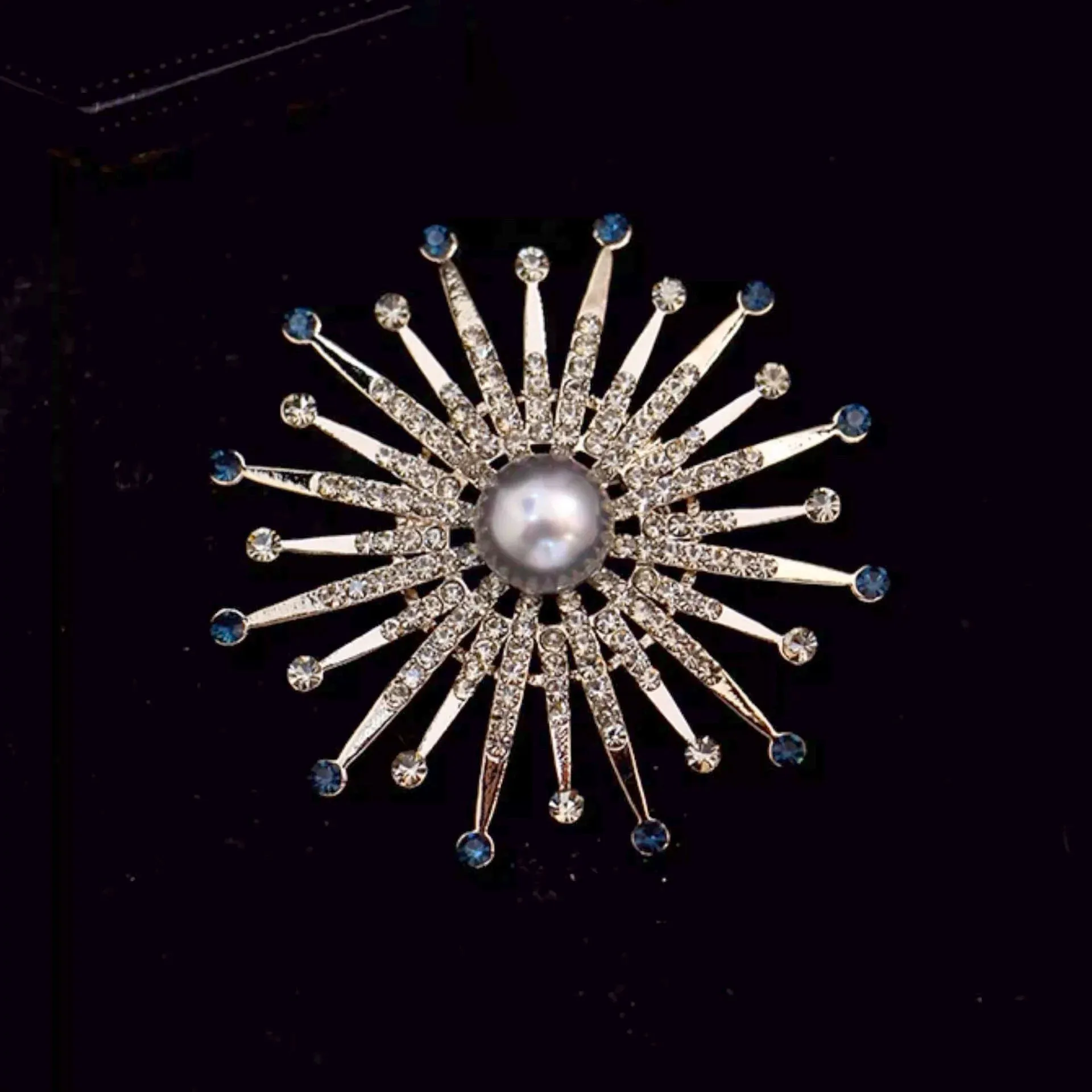 Alloy Small Snowflake Silver Brooch Rhinestone Handmade Clothing Accessories Corsage Party Dress Accessories Halloween Gift