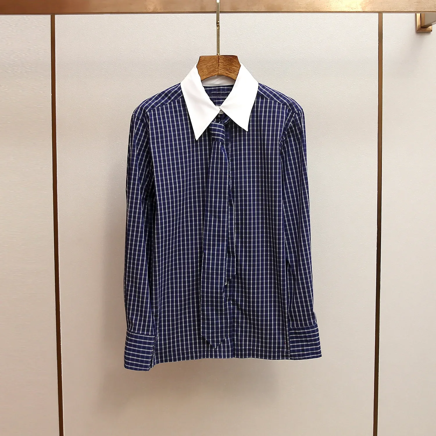 Wysokiej jakości koszula w kratę w stylu preppy na zimę 2025 z kontrastowym kołnierzem, luźnym krojem, krawatem i zapinana na jeden guzik dla kobiet.