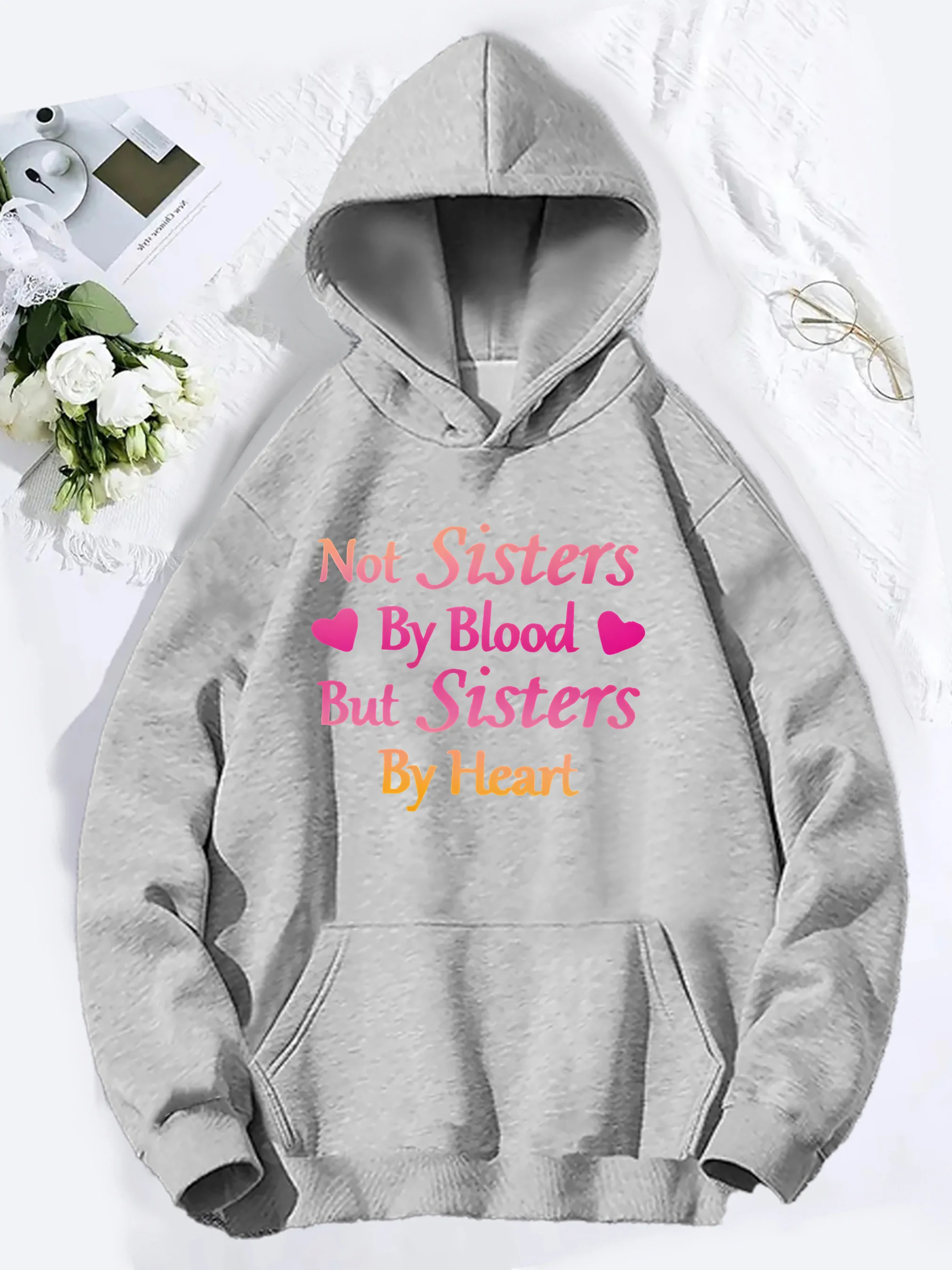 

Креативная минималистичная женская повседневная толстовка — толстовка с буквенным узором «Sisters By Heart» и карманами-кенгуру