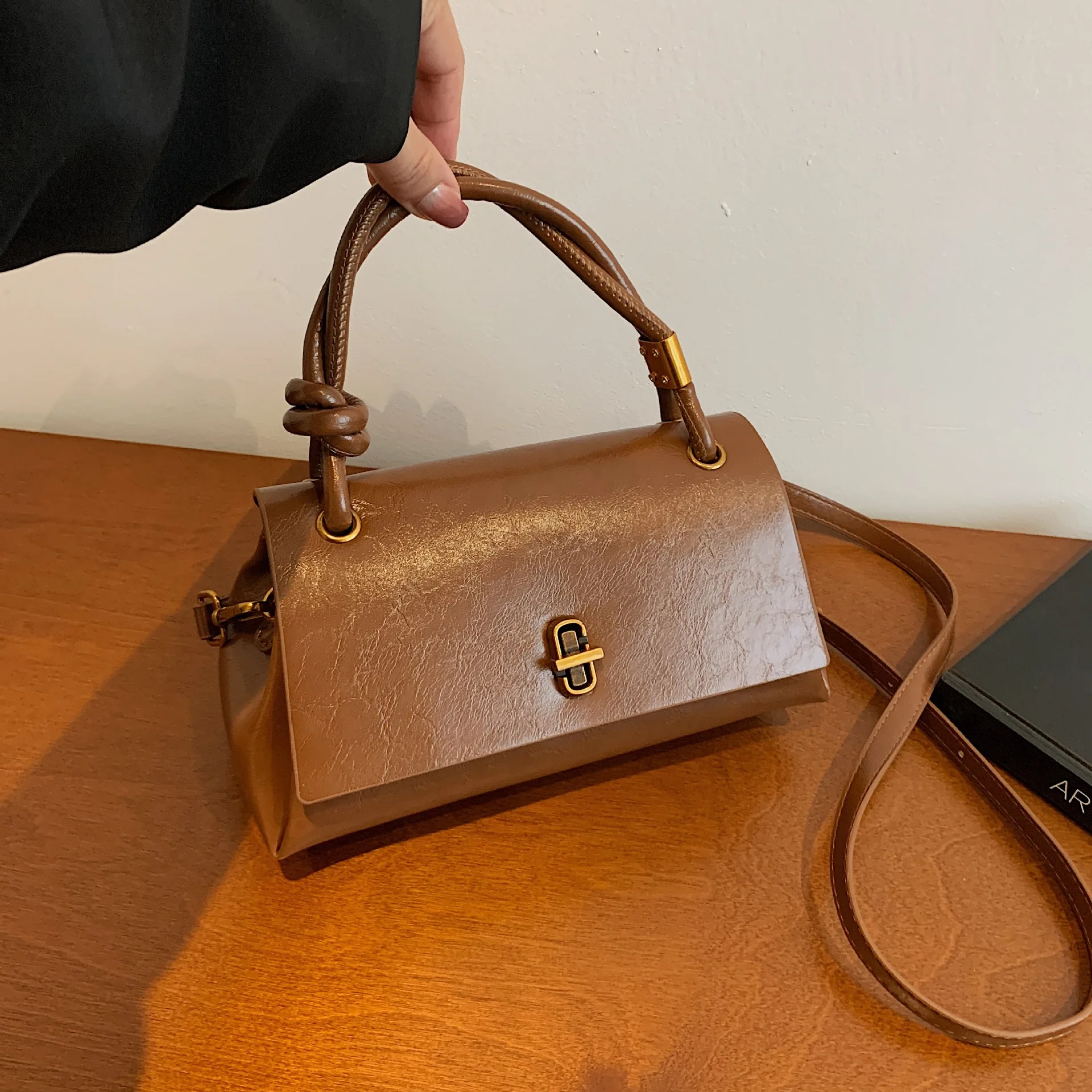 

2025 Fall Korean Underarm Bag Minimalist Shoulder Purse Fashionable Women's Accessory