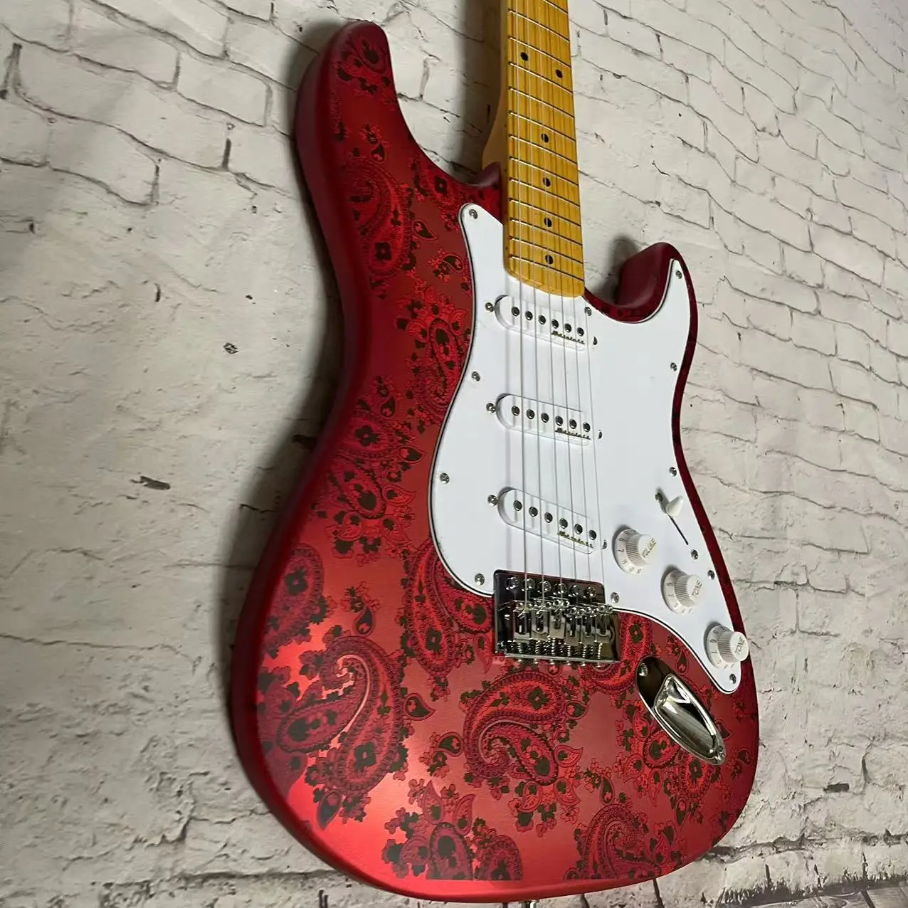 Electric Guitar 6-Chord ST Amoeba Edition Electric Guitar, Matte Red Hand Painted Body, Transparent Yellow Neck, Factory Realist