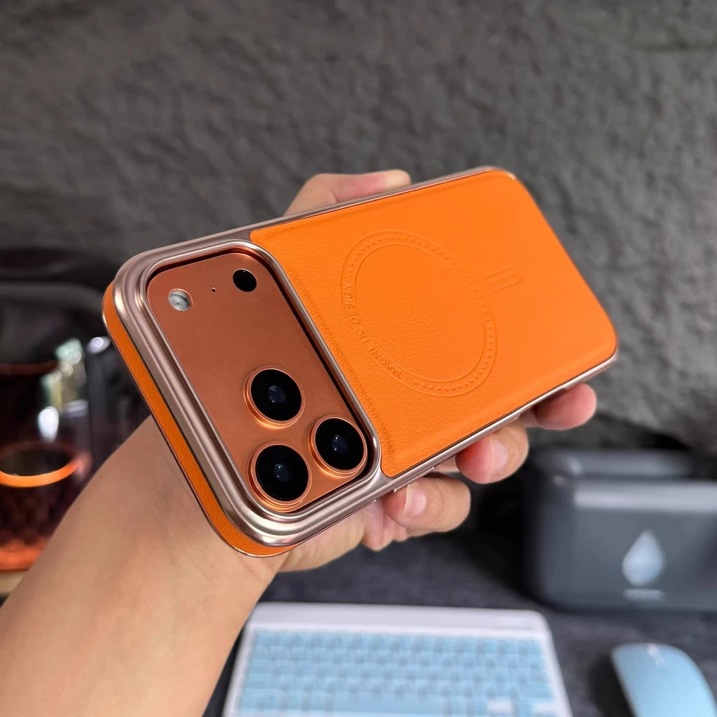 حافظة مغناطيسية جلدية برتقالية عصرية لهاتف آيفون 17 16 برو ماكس إطار طلاء فاخر أصلي للأعمال MagSafe غطاء ساخن للشحن