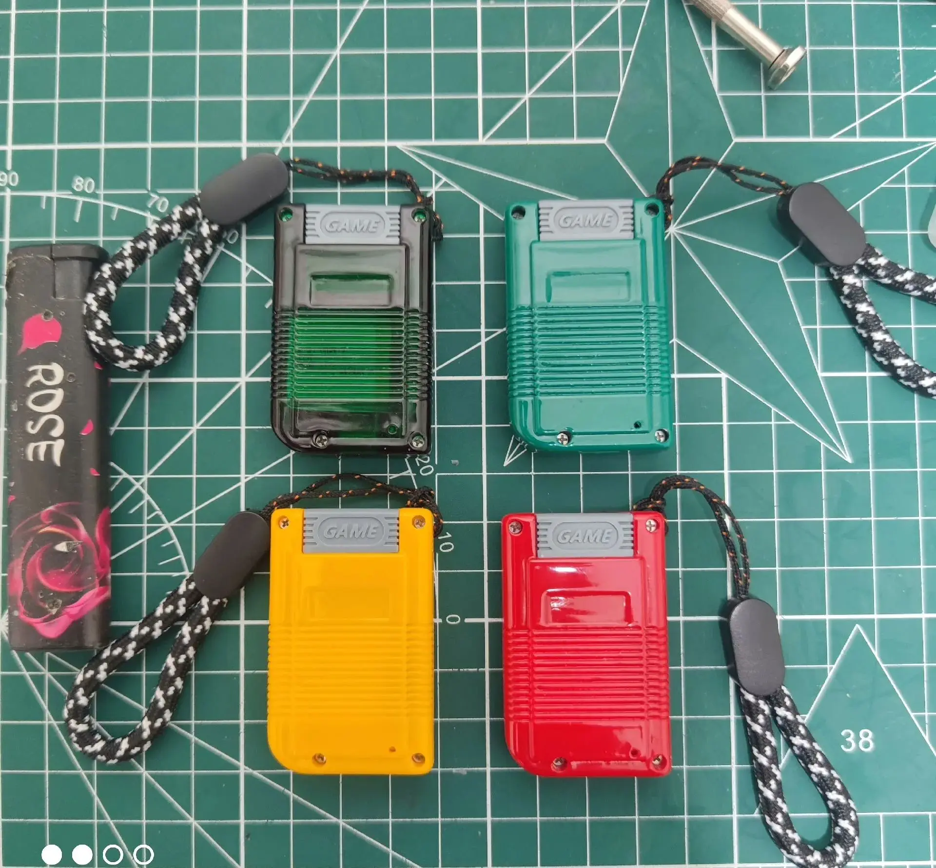 Super Mini GB Retro Handheld Game Console - Ultra Portable 5cm Pocket Size, Supports GB/GBC/NES Games, TF Card Slot