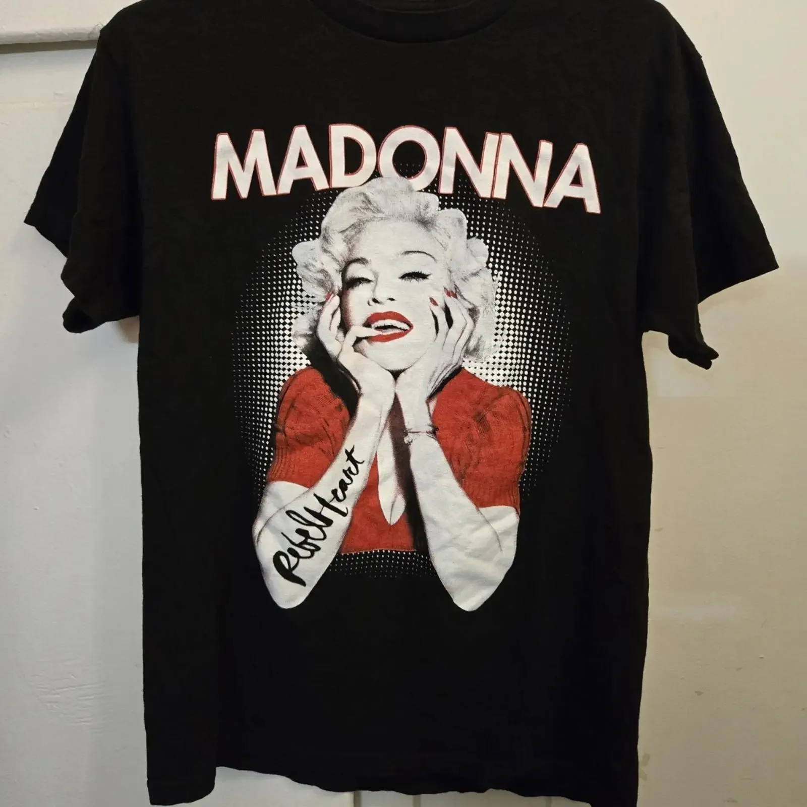 Camiseta Madonna Rebel Heart Tour tamanho pequeno 2015 vintage lavada, ligeiramente respirável, confortável, versátil