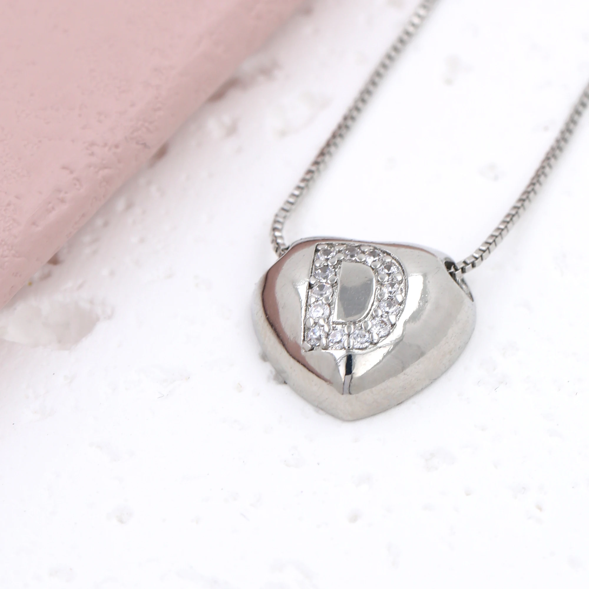 قلادة فضية اللون بسيطة متعددة الاستخدامات الأبيض الزركون A-Z 26 الحروف الإنجليزية شكل قلب قلادة ثعبان سلسلة الرجال النساء مجوهرات
