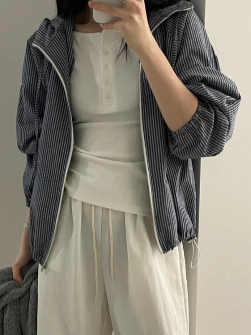 Damska bluza z kapturem w paski, luźny krój, ochrona przed słońcem, zapinana na sznurek, rozpinana kurtka, top w stylu streetwear, wiosna 2025