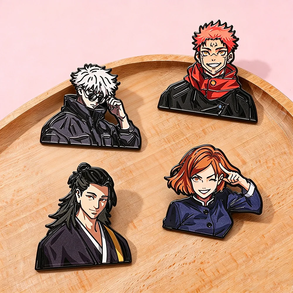 4 Stück Niedliche Jujutsu Kaisen Anime Broschen Cartoon Herren Emaille-Pins Gojo Satoru Nobara Geto Yuji Anstecknadeln für Fans-Kollektion
