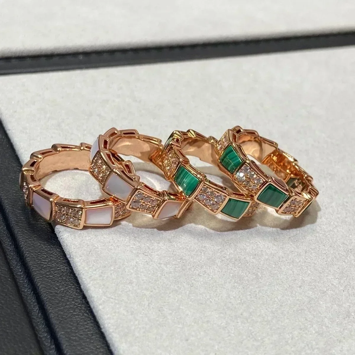 

2025 Luxury High Quality Rose Gold Ring with Diamond and White Mother of Pearl - Christmas Gift