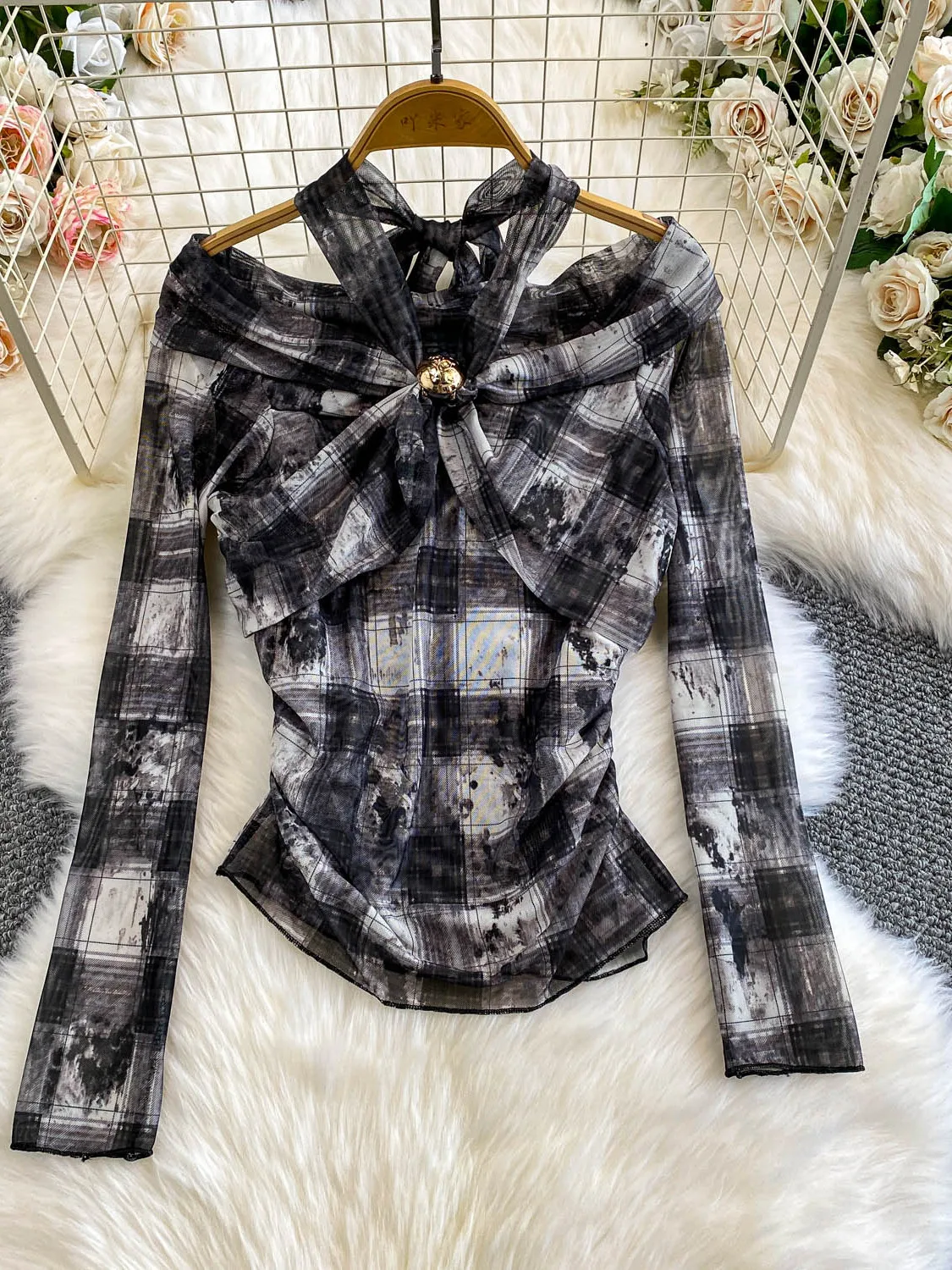 เสื้อท็อปผู้หญิงทรงเข้ารูปพิมพ์ลายสีสันสดใส แขนยาว คอวี ผูกเชือกเอวสูง จับจีบด้านข้าง ช่วยพรางหุ่น เหมาะสำหรับฤดูใบไม้ร่วง