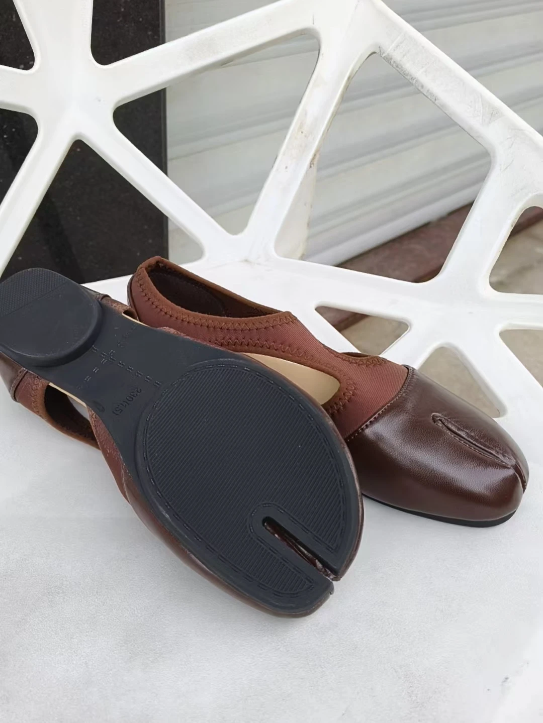 2026 Modische Damen-Markenschuhe Mary Janes Sommer Split-Toe Walking Sneakers Lässige Loafers Designer Schwarze Ballerinas Sandalen – Detail 11