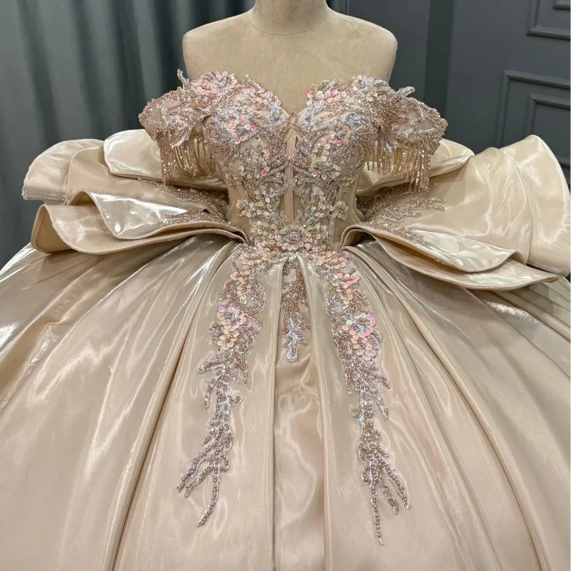 

Атласное платье цвета шампань с открытыми плечами, блестящими кристаллами, декоративными бусинами, цветами, длинным шлейфом и бантом, для 15-летия (Quinceañera), на заказ