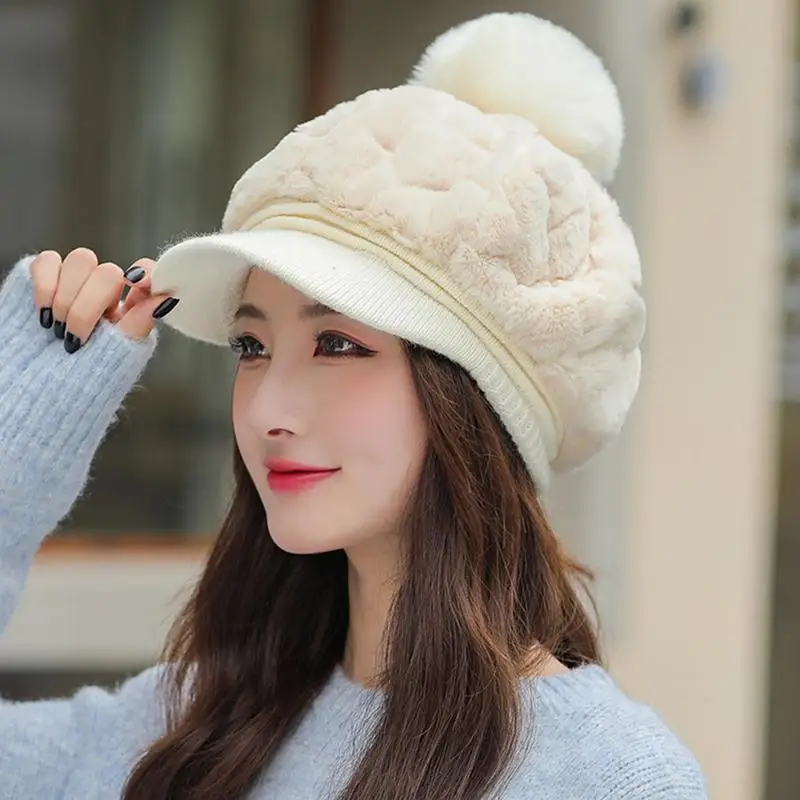 قبعة قطيفة أنيقة للسيدات لخريف وشتاء موضة قطيفة دافئة على شكل لسان البط قبعة لطيفة على شكل كرة شعر مقاومة للبرودة لحماية الأذن