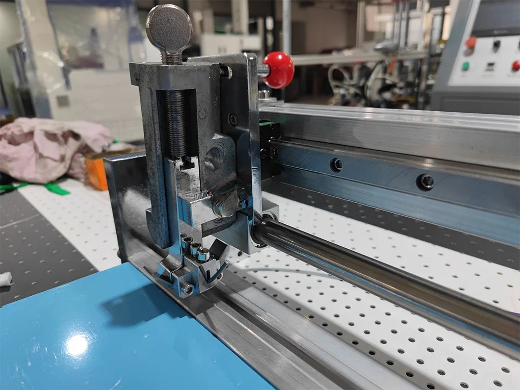 Easy-to-operate small manual v-type pneumatic slotting machine for cardboard particle slotting cutting to make sample slots